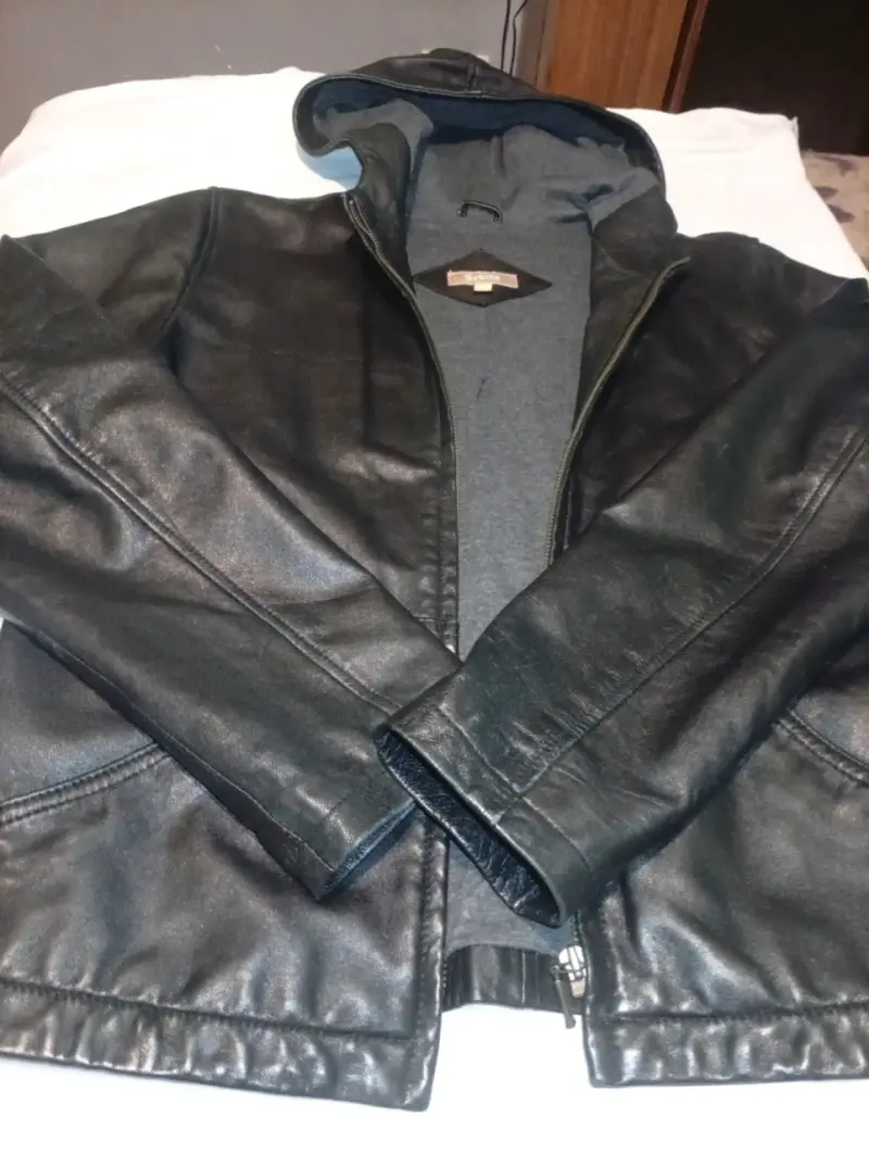 Chaqueta de cuero negra con capucha - 3