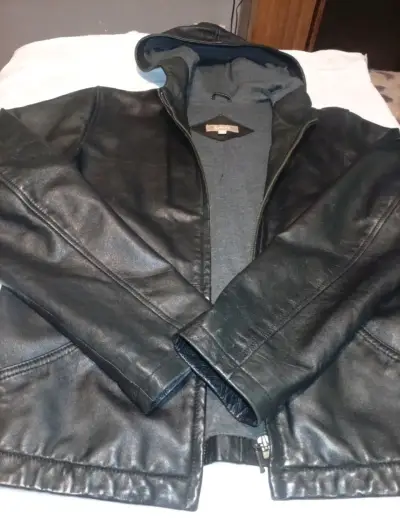 Chaqueta de cuero negra con capucha - miniatura 3