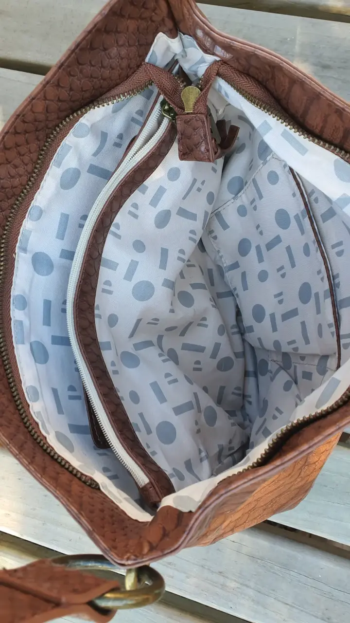 Bolso de cuero marrón con diseño interior - 1