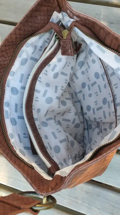 Bolso de cuero marrón con diseño interior - miniatura 1