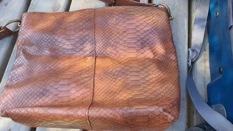 Bolso de cuero marrón con diseño interior - 2