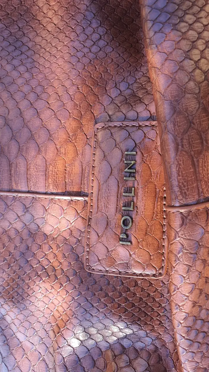 Bolso de cuero marrón con diseño interior - 3