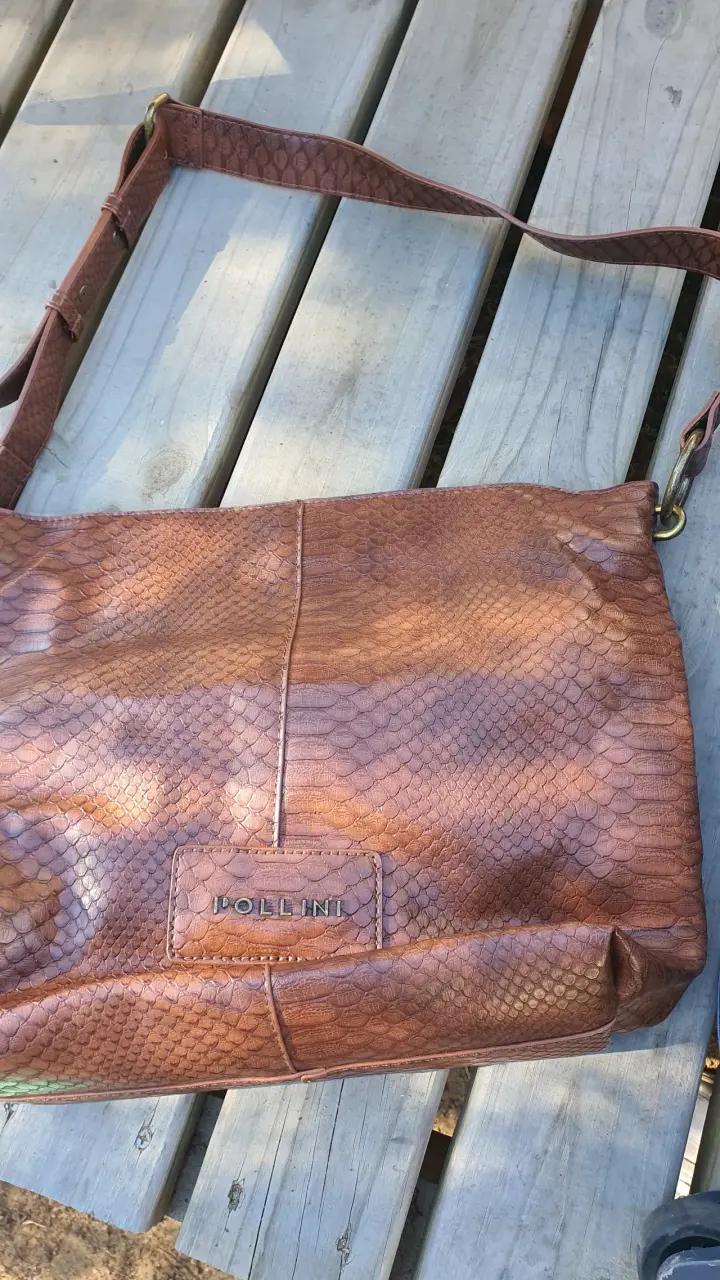Bolso de cuero marrón con diseño interior - 4
