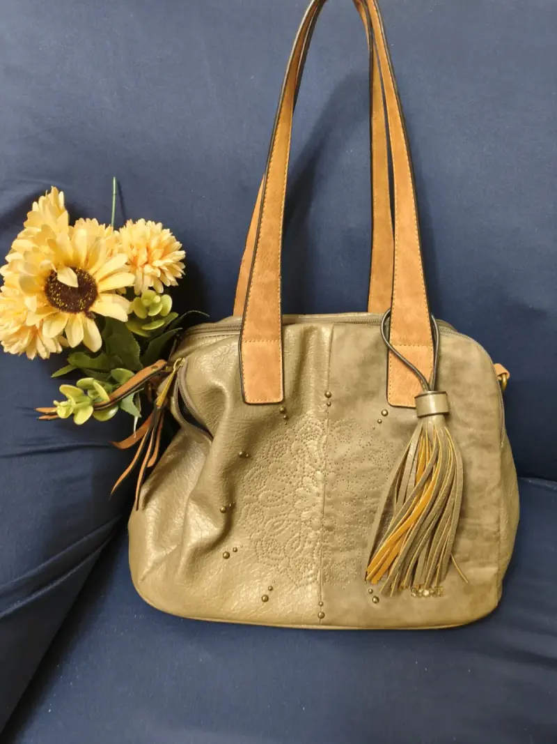 Bolso verde olivo con detalles decorativos