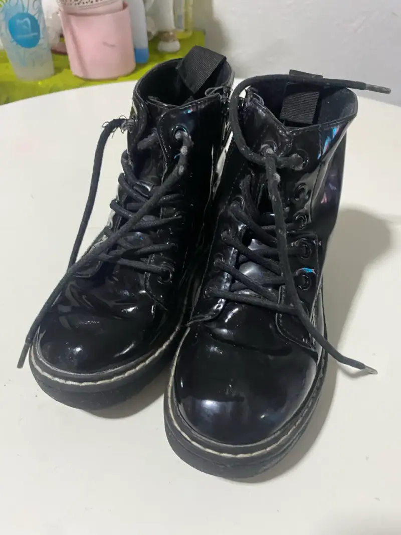 Botas negras de charol con cordones
