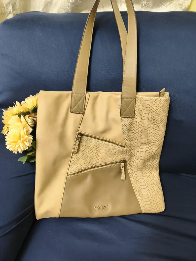 Bolso de cuero beige con diseño elegante