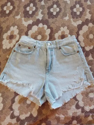 Shorts de mezclilla desgastados para mujer - miniatura 1