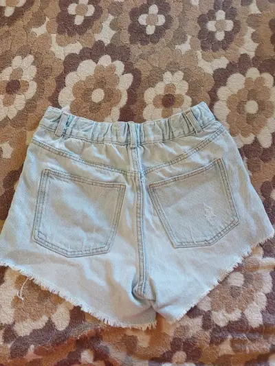 Shorts de mezclilla desgastados para mujer - miniatura 2