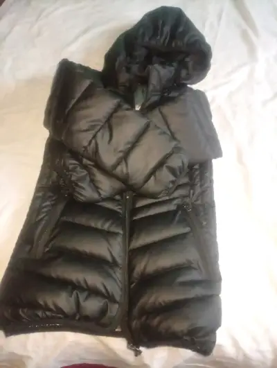 Chaqueta acolchada negra con capucha - miniatura 1