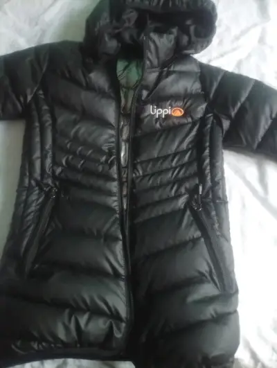 Chaqueta acolchada negra con capucha - miniatura 2