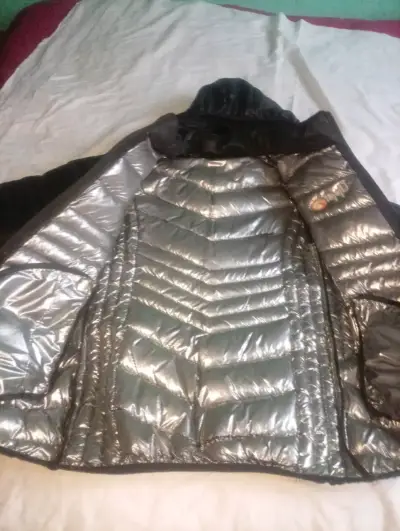 Chaqueta acolchada negra con capucha - miniatura 4