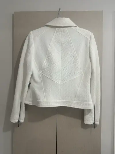 Chaqueta blanca marca iO - miniatura 2
