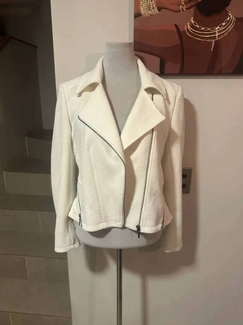 Chaqueta blanca marca iO - 4