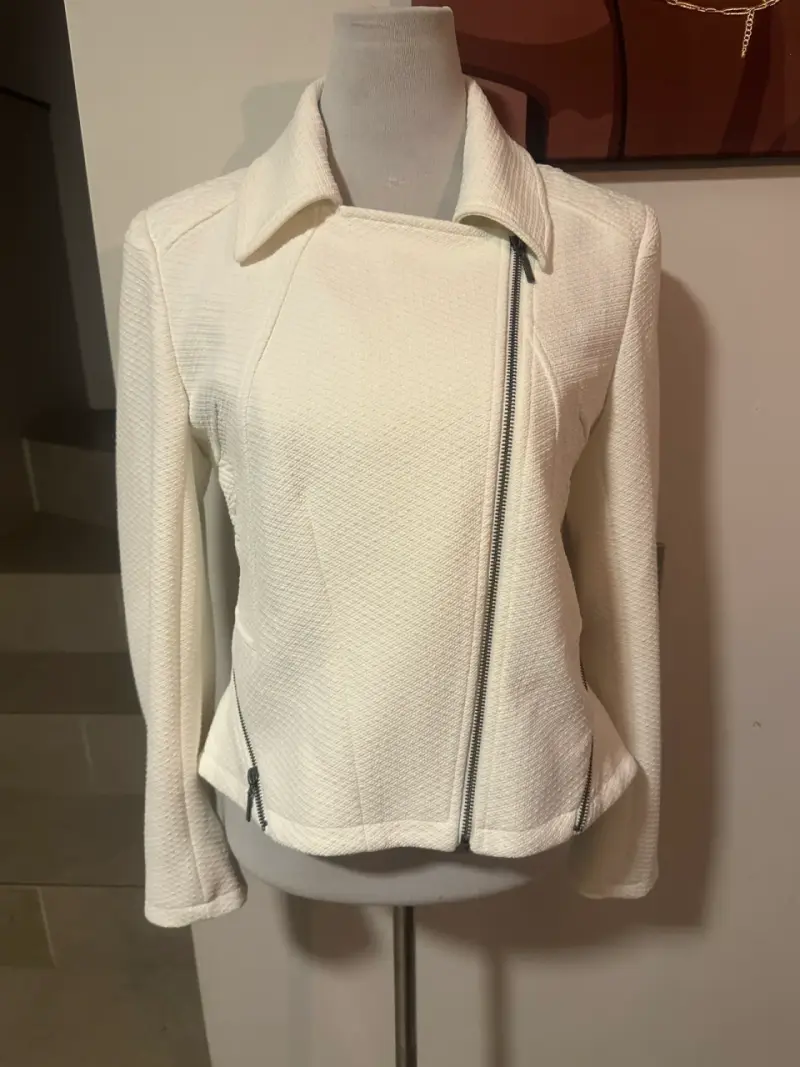Chaqueta blanca marca iO - 5