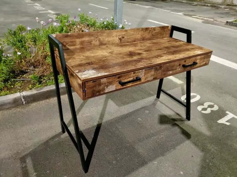 Escritorio de madera rústica con cajones