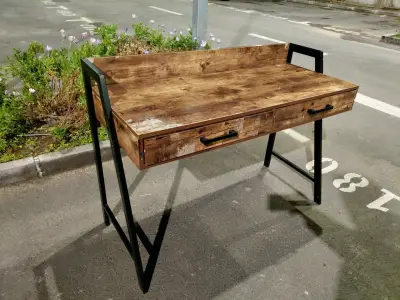 Escritorio de madera rústica con cajones - miniatura 1