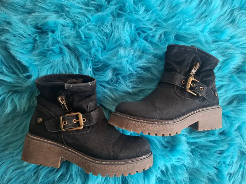Botines negros con hebillas - 1