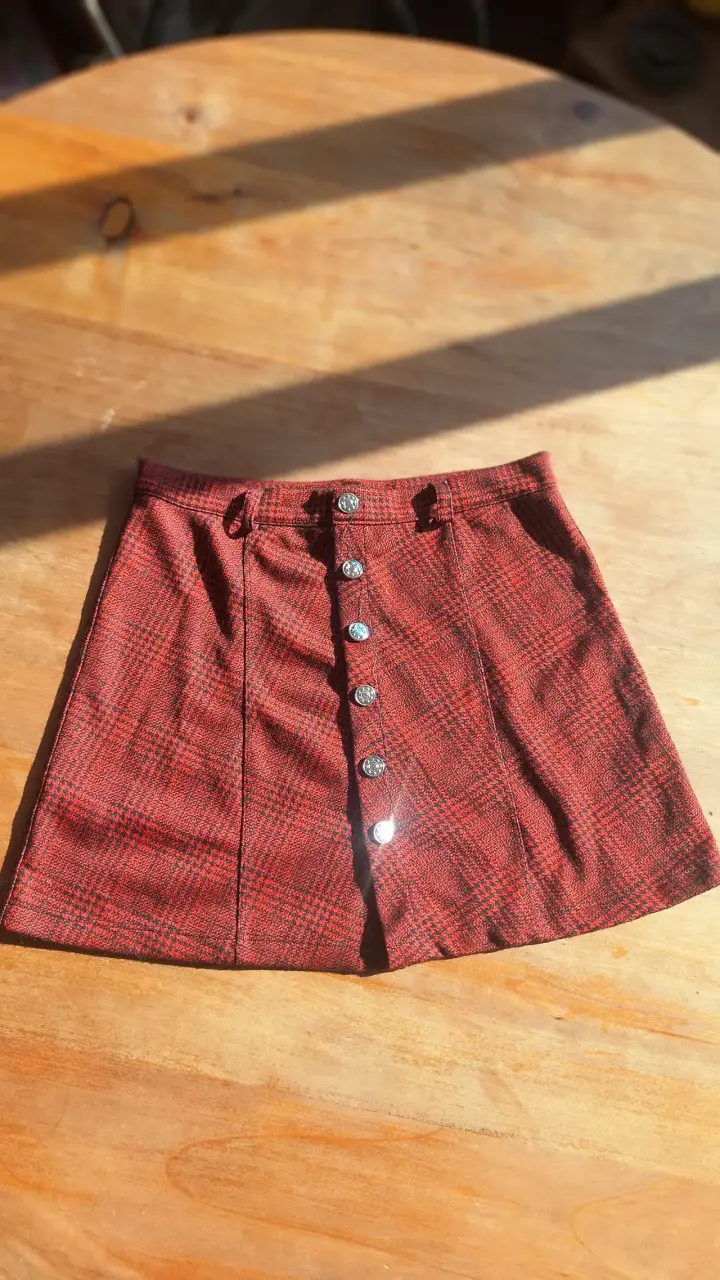 Falda corta escocesa roja con botones