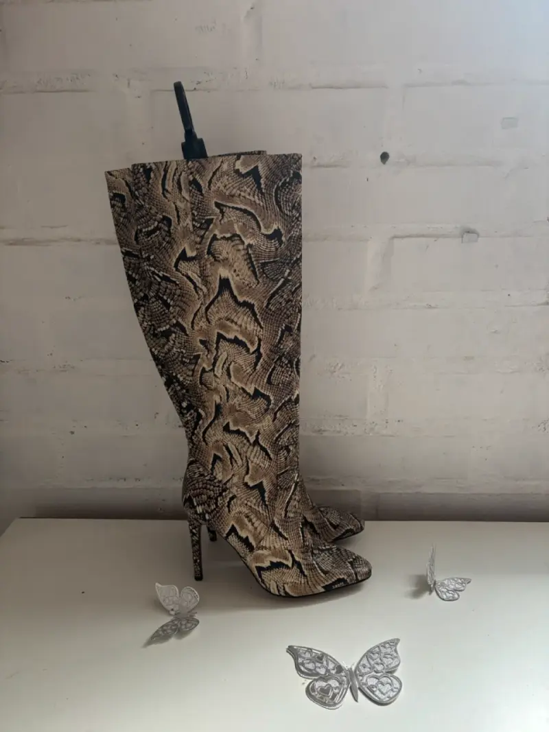 Botas Vince Camuto con estampado de serpiente - 1