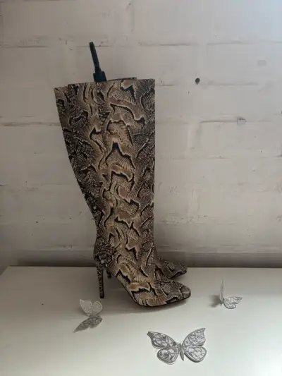 Botas Vince Camuto con estampado de serpiente - miniatura 1