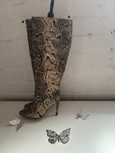 Botas Vince Camuto con estampado de serpiente - miniatura 2