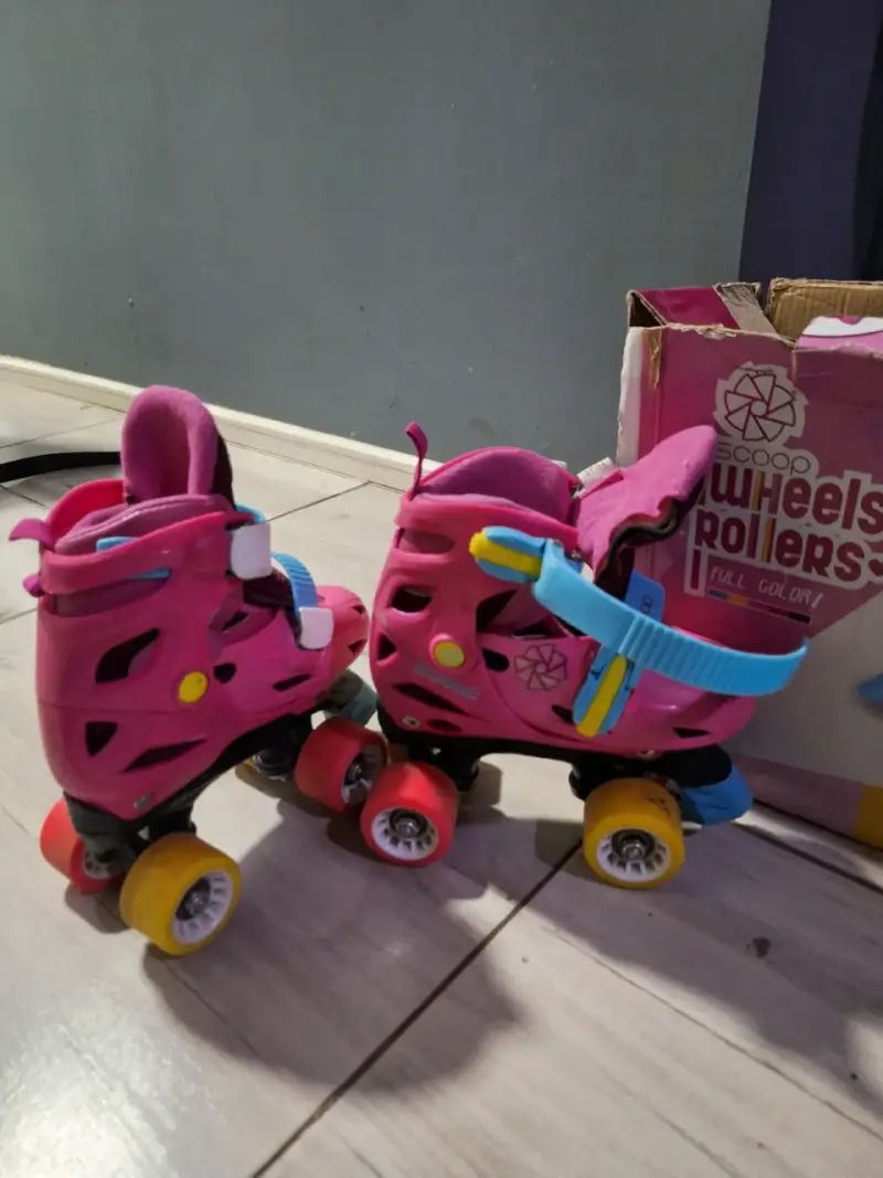 Patines infantiles rosados con ruedas de colores - 1