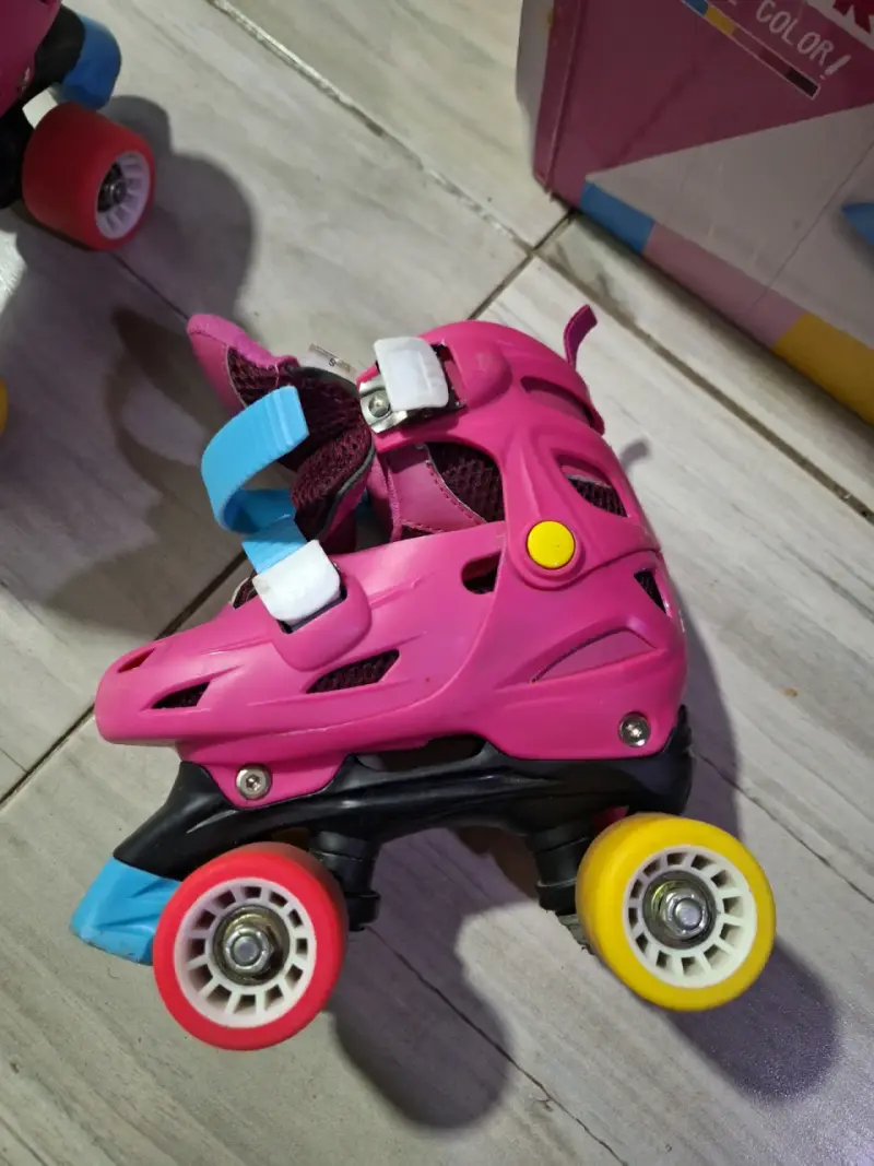 Patines infantiles rosados con ruedas de colores - 3