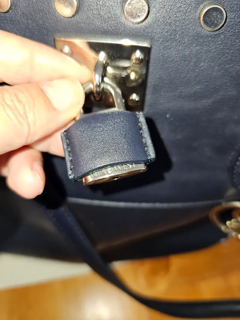 Cartera nine west con detalles metálicos - 2