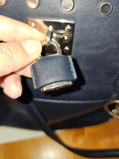 Cartera nine west con detalles metálicos - miniatura 2
