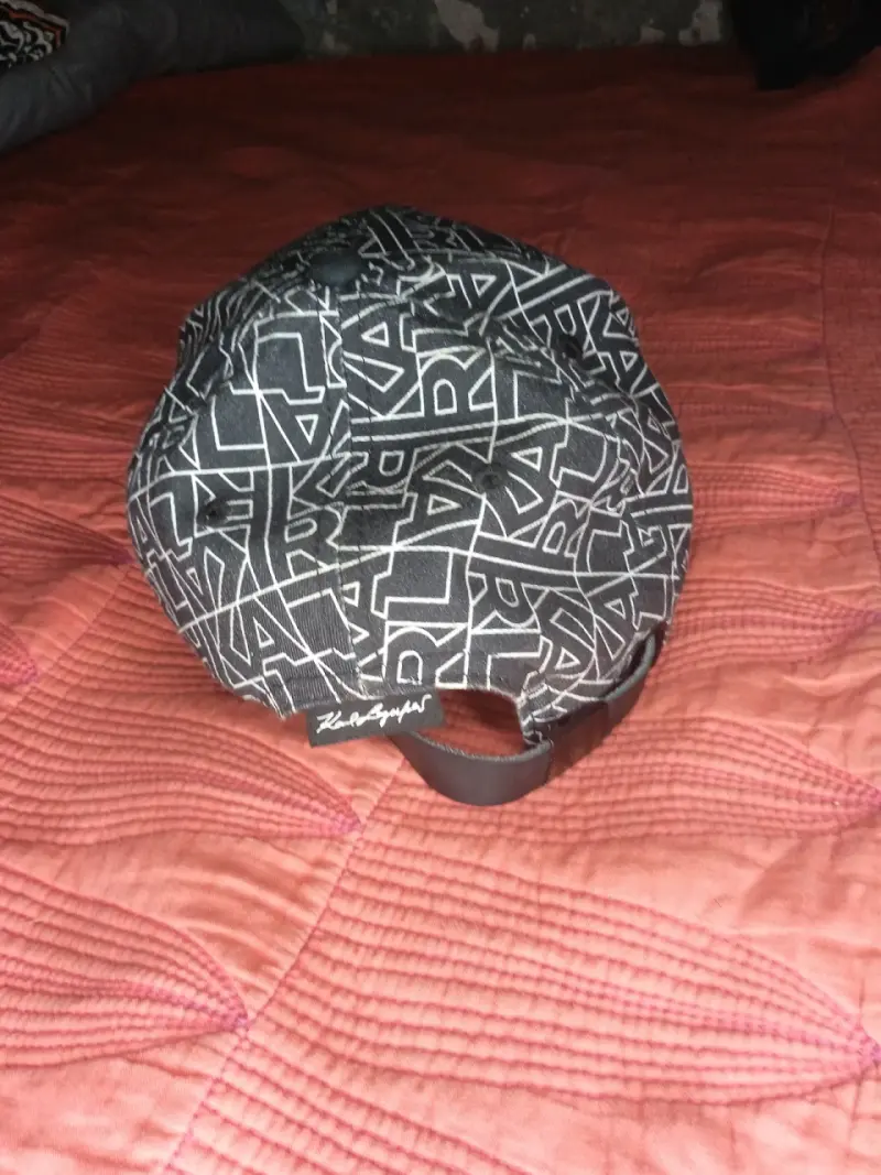 Gorra Karl Kani negra con diseño gráfico - 1