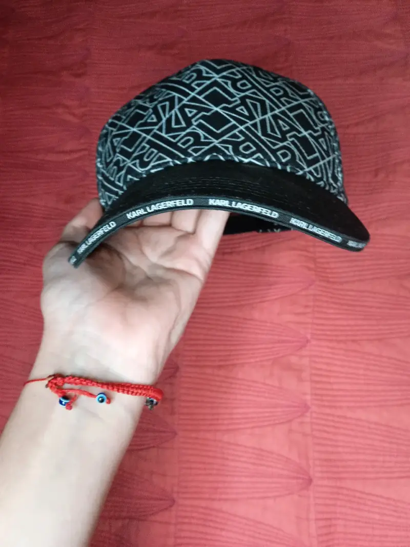 Gorra Karl Kani negra con diseño gráfico - 2