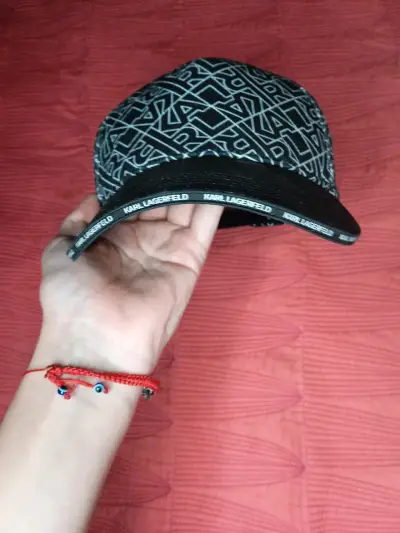 Gorra Karl Kani negra con diseño gráfico - miniatura 2