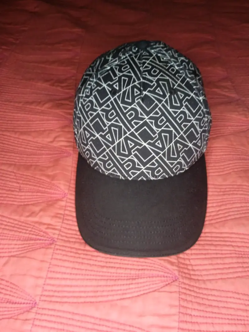 Gorra Karl Kani negra con diseño gráfico - 3
