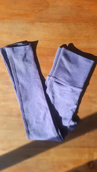 Leggings deportivos morados para mujer - miniatura 3