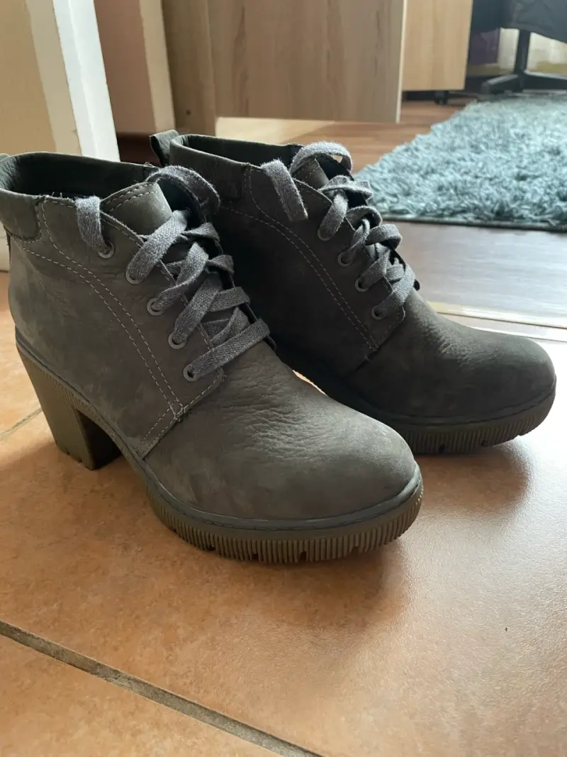 Botines de cuero gris con tacón grueso - 1