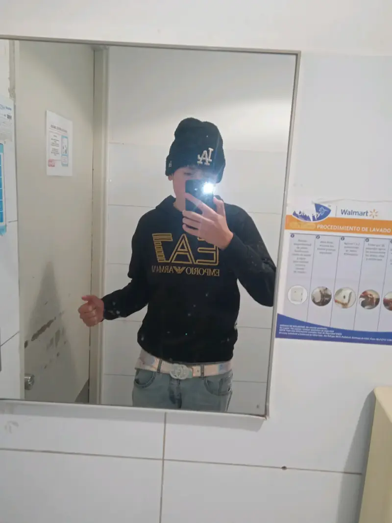 Polerón negro EA7 con gorro LA