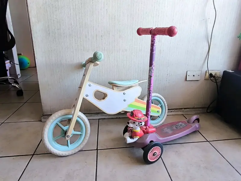 Bicicleta de equilibrio y scooter infantil