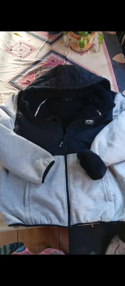 Chaqueta con capucha gris y negra UPSO - miniatura 1