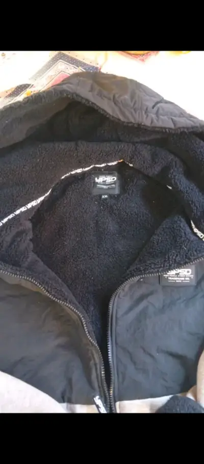 Chaqueta con capucha gris y negra UPSO - miniatura 2