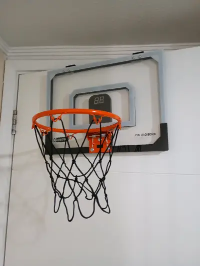 Aro de baloncesto con tablero para puerta - miniatura 1