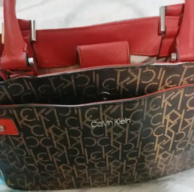Bolso Calvin Klein monograma rojo y negro - miniatura 1