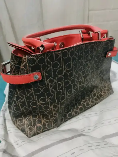 Bolso Calvin Klein monograma rojo y negro - miniatura 2