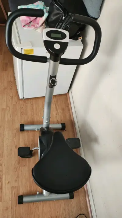 Bicicleta estática compacta - miniatura 2