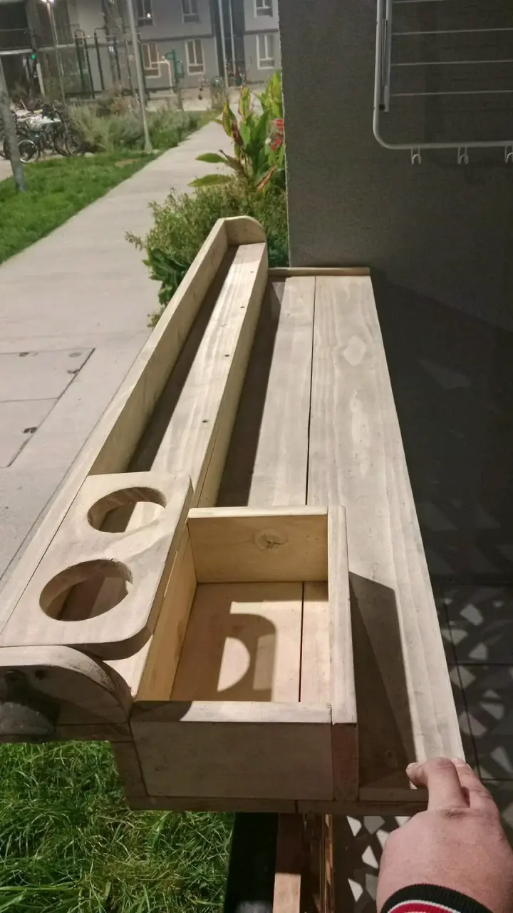 Barra de madera para balcón con portavasos