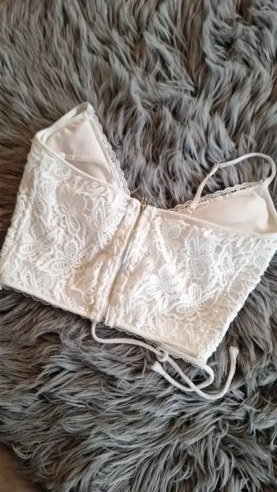 Top de encaje blanco con cordones - miniatura 2