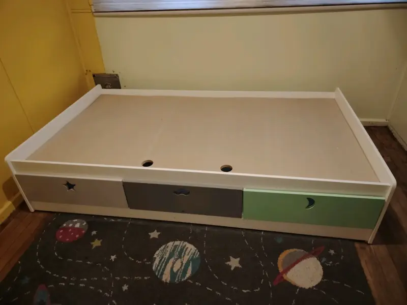 Cama infantil con cajones de almacenamiento - 1