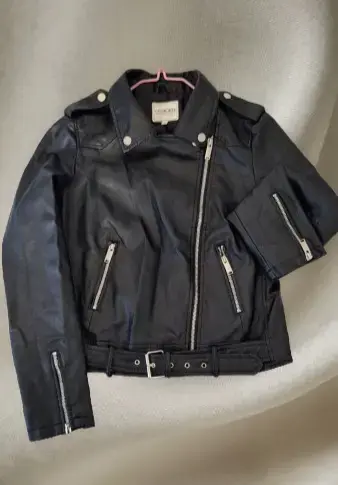 Chaqueta de eco cuero negra con cierre y hebillas - 1