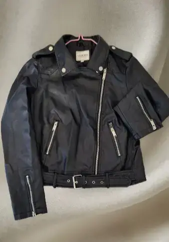 Chaqueta de eco  cuero negra con cierre y hebillas - miniatura 1