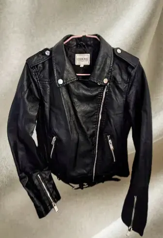Chaqueta de eco cuero negra con cierre y hebillas - 2
