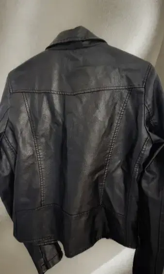 Chaqueta de eco cuero negra con cierre y hebillas - 5